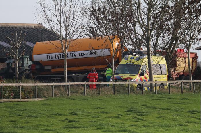 Persoon belandt onder vrachtwagen