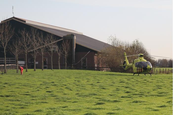 Persoon belandt onder vrachtwagen