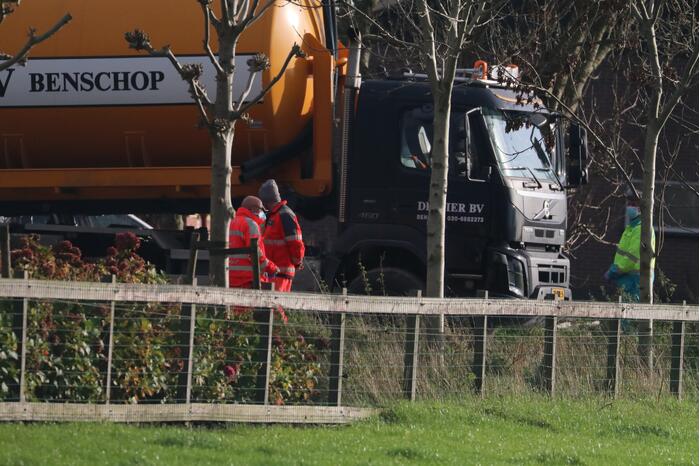 Persoon belandt onder vrachtwagen