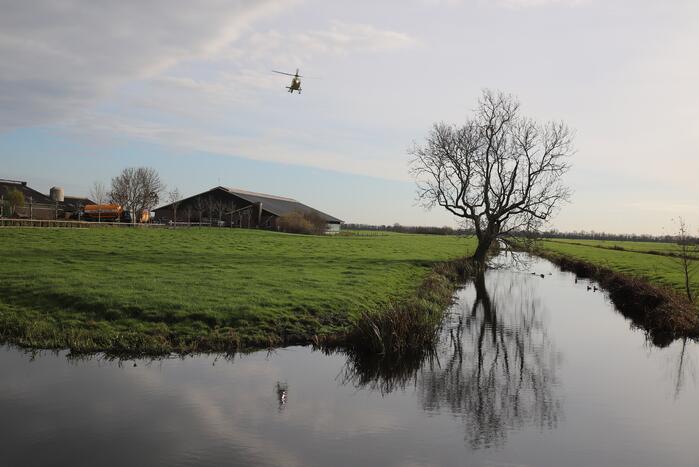 Persoon belandt onder vrachtwagen