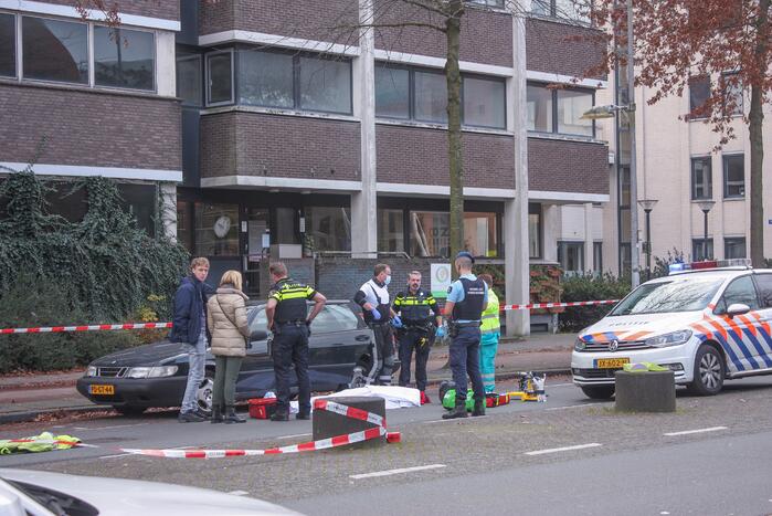 Persoon overleden in auto aangetroffen