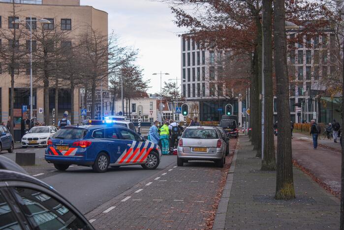 Persoon overleden in auto aangetroffen