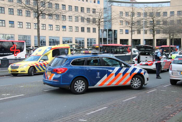 Persoon overleden in auto aangetroffen