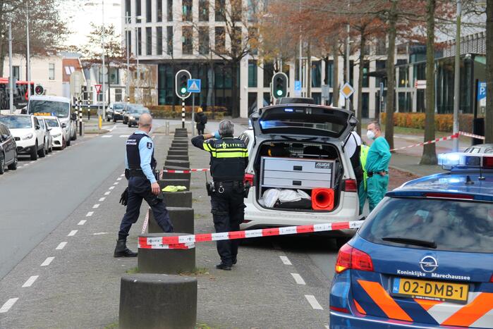 Persoon overleden in auto aangetroffen