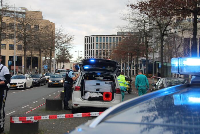 Persoon overleden in auto aangetroffen