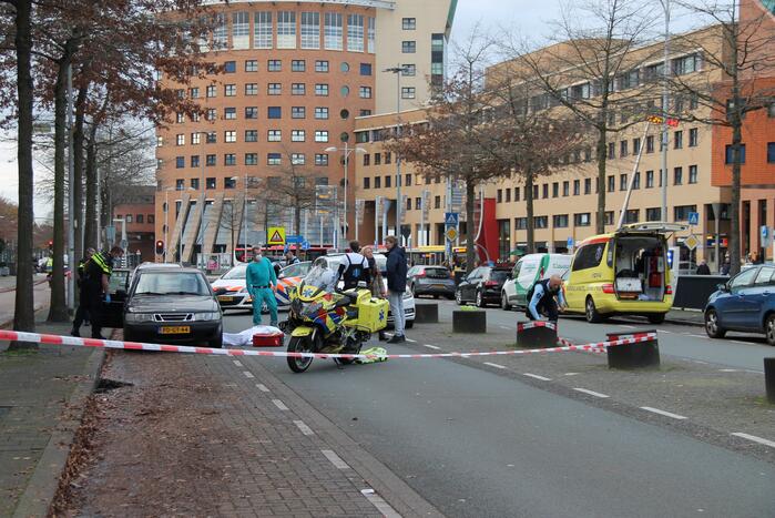 Persoon overleden in auto aangetroffen