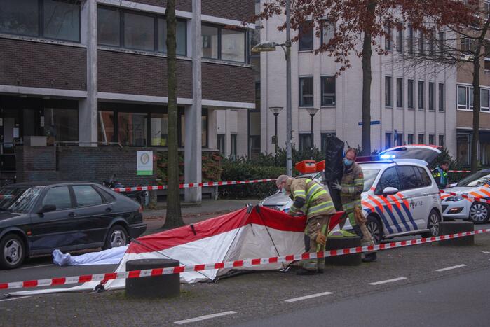 Persoon overleden in auto aangetroffen