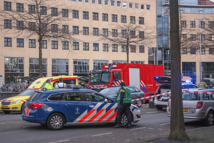 Persoon overleden in auto aangetroffen