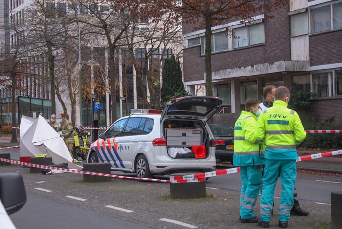Persoon overleden in auto aangetroffen