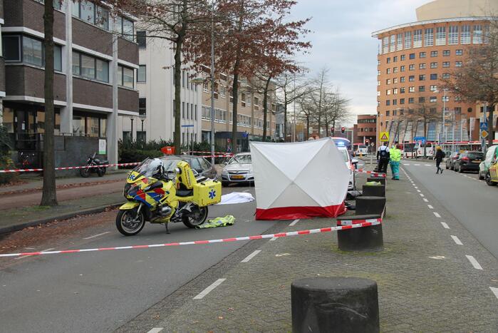 Persoon overleden in auto aangetroffen