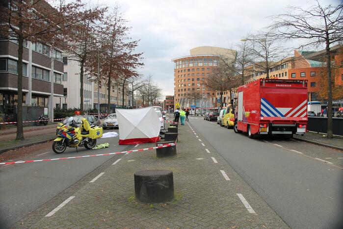 Persoon overleden in auto aangetroffen
