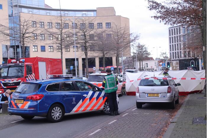 Persoon overleden in auto aangetroffen
