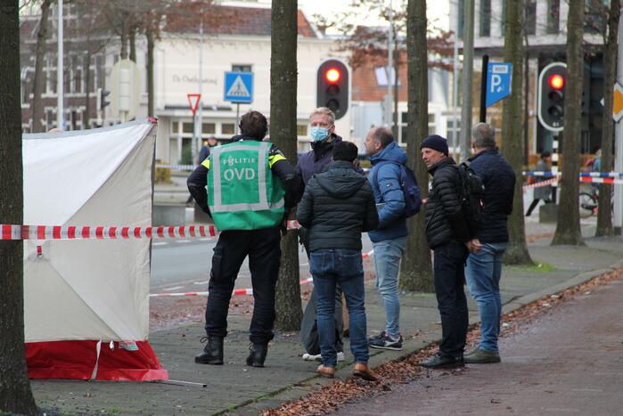 Persoon overleden in auto aangetroffen