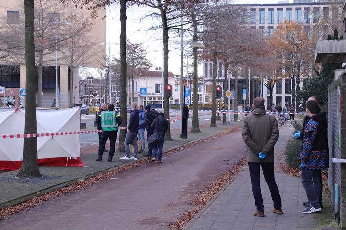 Persoon overleden in auto aangetroffen