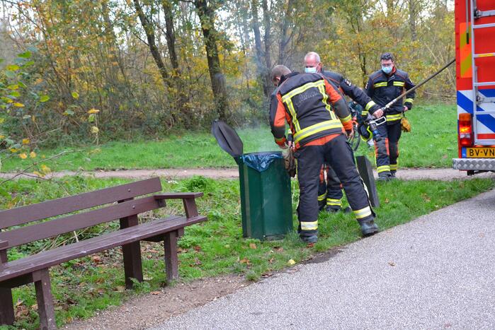 Prullenbak in Gouwebos vat vlam