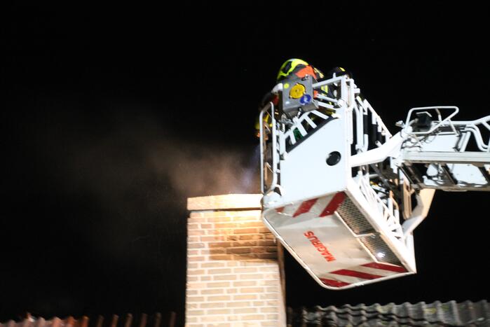 Brand in schoorsteen van woning