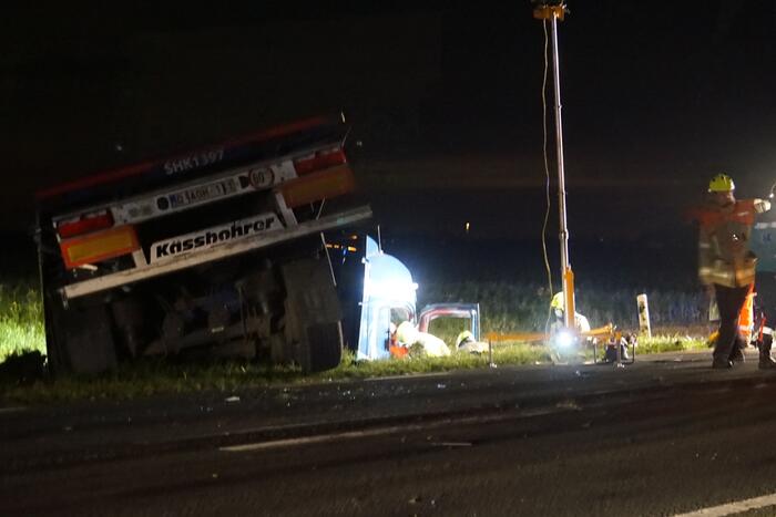 Zeer ernstig ongeval tussen vrachtwagen en bestelbus