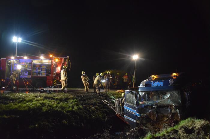Zeer ernstig ongeval tussen vrachtwagen en bestelbus