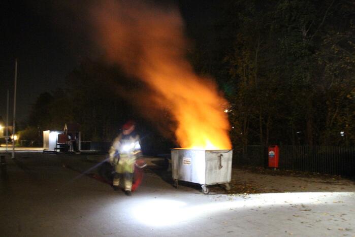 Brandweer blust brand in container