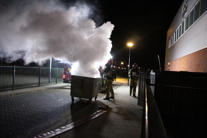 Brandweer blust brand in container