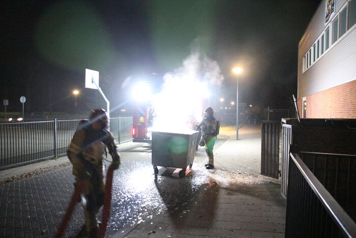 Brandweer blust brand in container