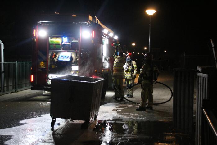 Brandweer blust brand in container