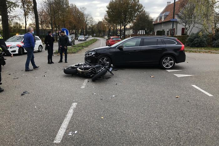 Motorrijder gewond bij aanrijding met auto