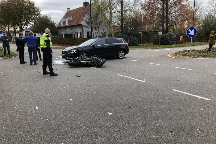 Motorrijder gewond bij aanrijding met auto