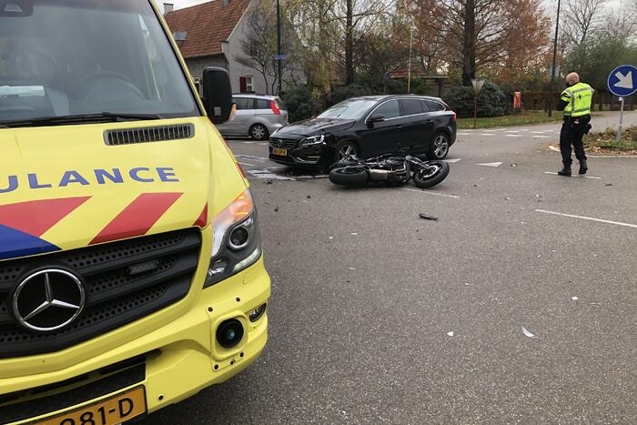 Motorrijder gewond bij aanrijding met auto
