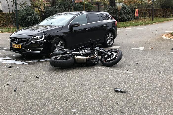 Motorrijder gewond bij aanrijding met auto