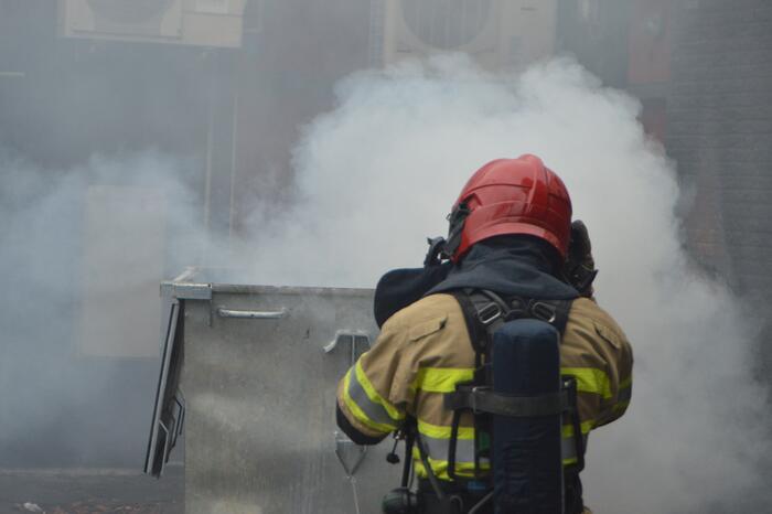 Veel rook door brand in container