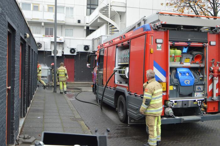 Veel rook door brand in container