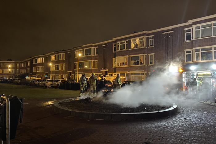 Afvalbrand in grote plantenbak