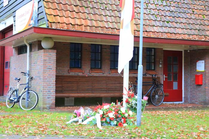 Bloemen voor de overleden brandweerman