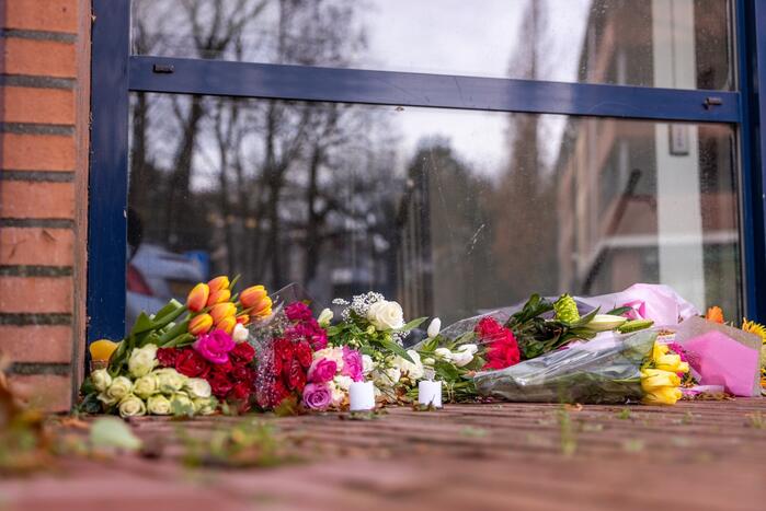 Bloemen voor de overleden brandweerman