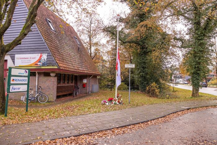 Bloemen voor de overleden brandweerman