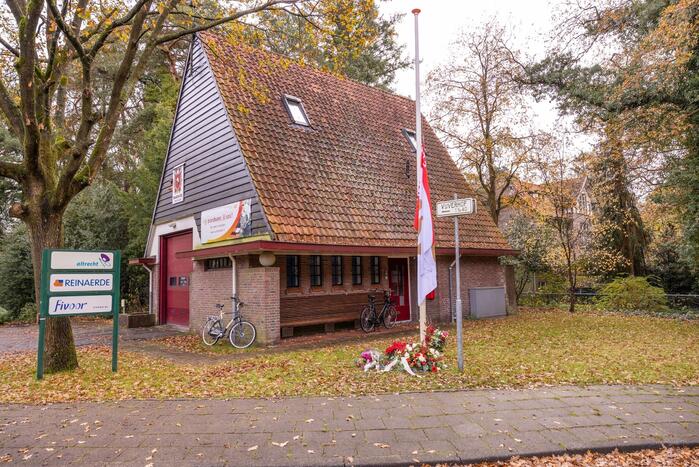 Bloemen voor de overleden brandweerman