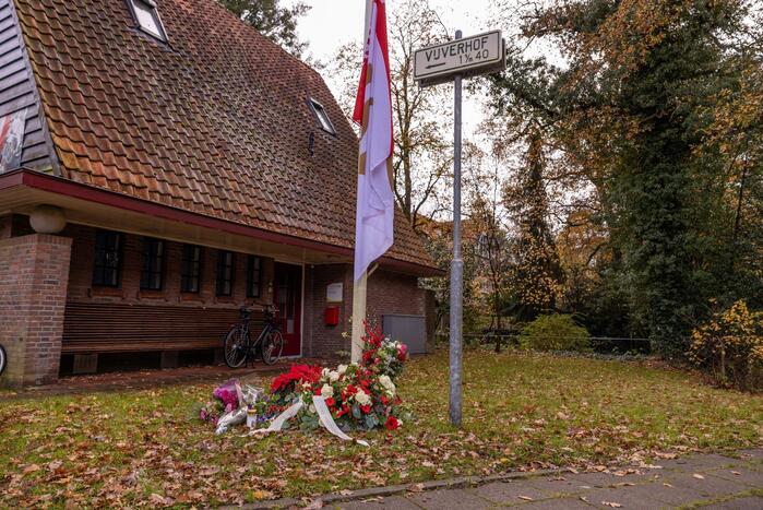 Bloemen voor de overleden brandweerman