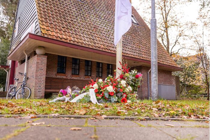 Bloemen voor de overleden brandweerman