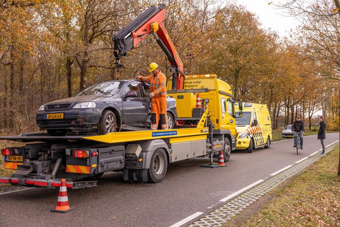 Auto vliegt uit de bocht en knalt tegen boom