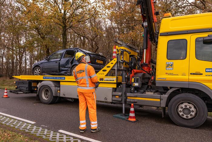 Auto vliegt uit de bocht en knalt tegen boom