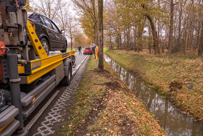 Auto vliegt uit de bocht en knalt tegen boom