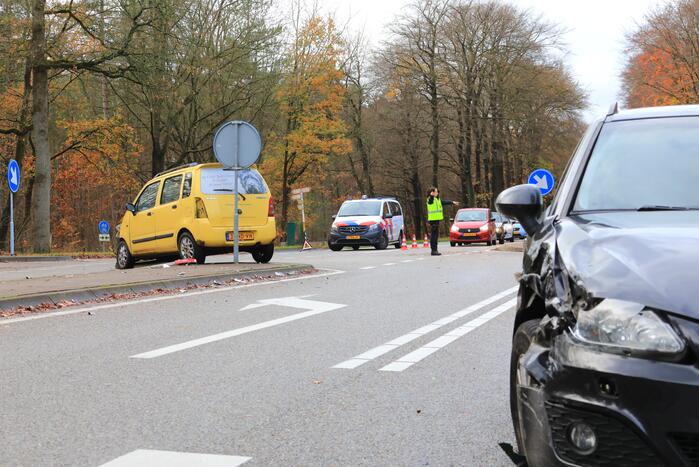 Twee auto's botsen op kruising