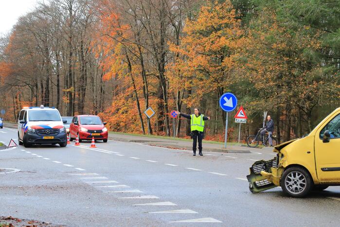 Twee auto's botsen op kruising