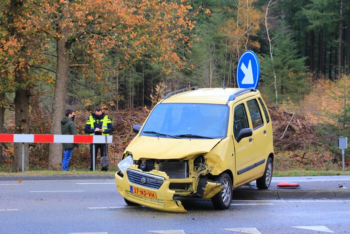 Twee auto's botsen op kruising