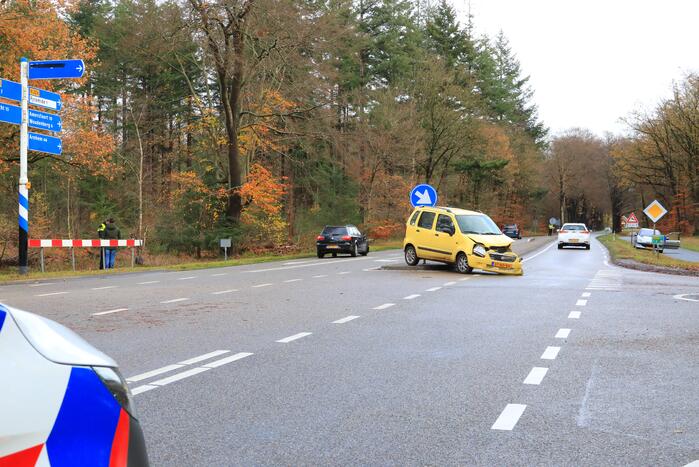 Twee auto's botsen op kruising