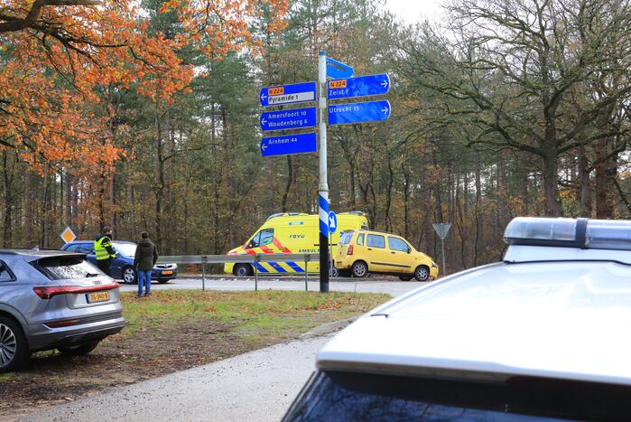 Twee auto's botsen op kruising