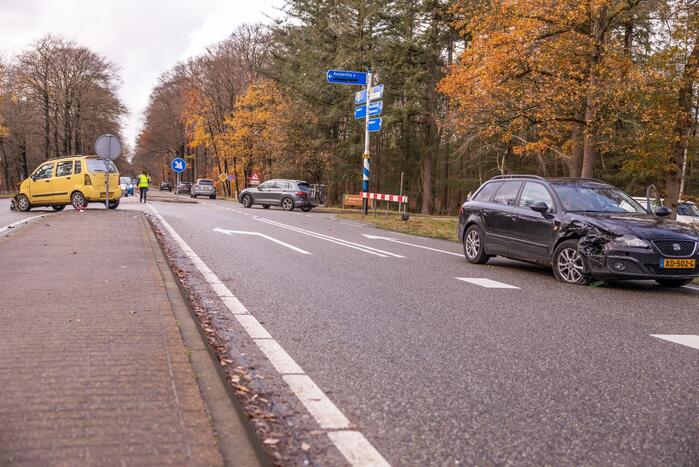 Twee auto's botsen op kruising