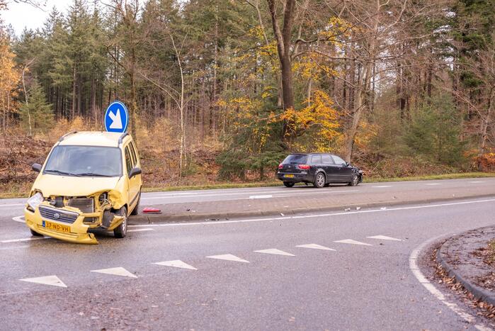 Twee auto's botsen op kruising