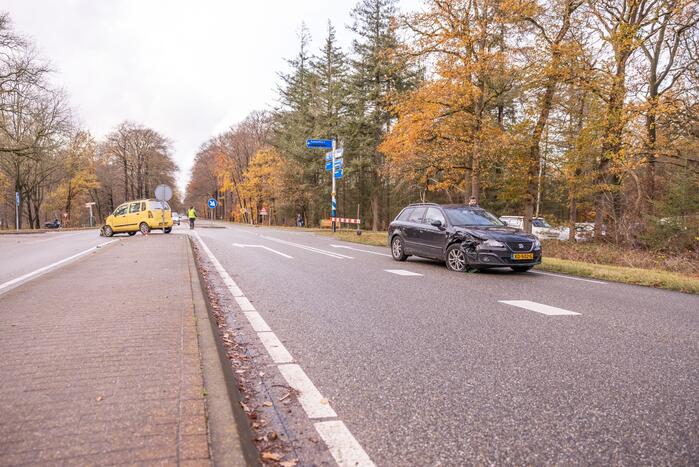 Twee auto's botsen op kruising